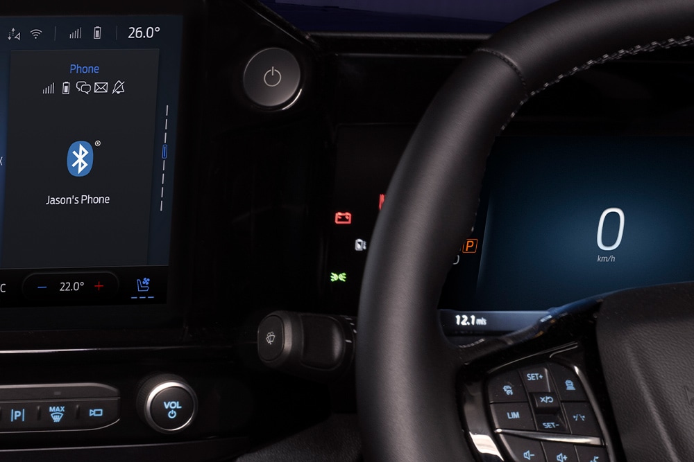 Gros plan sur le bouton de démarrage du fourgon électrique Ford E-Transit Custom.