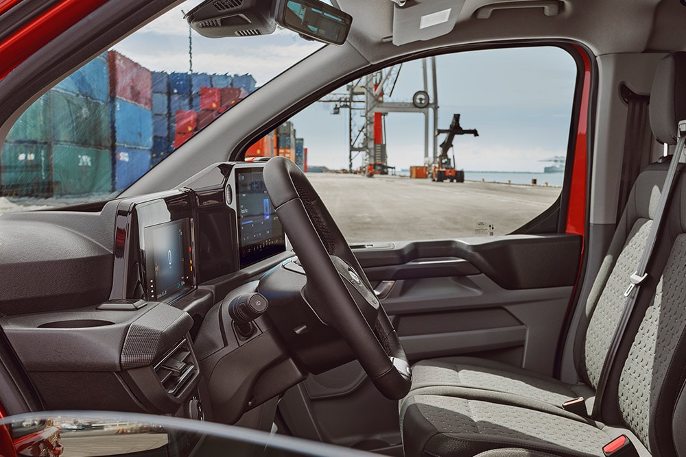 Intérieur d'une fourgonnette Ford Transit Custom rouge