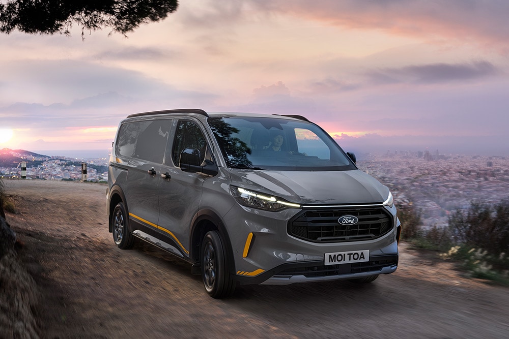 Ford Transit Custom Trail gris avec accents jaunes.