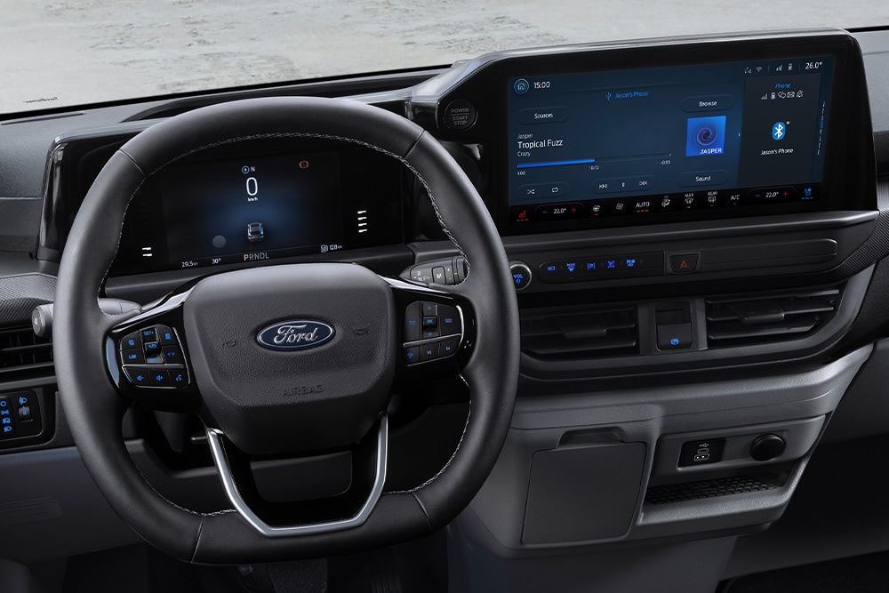 Vue intérieure du volant et du tableau de bord d'une Ford Transit Custom