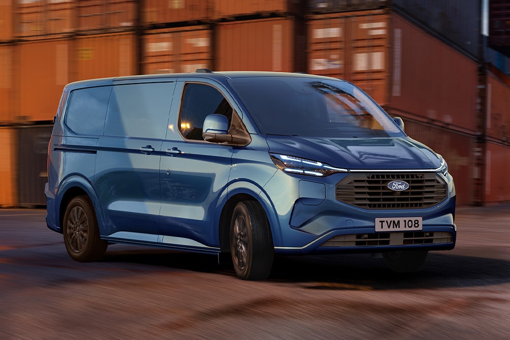 Un livreur décharge des colis d'un Ford Transit Custom rouge.