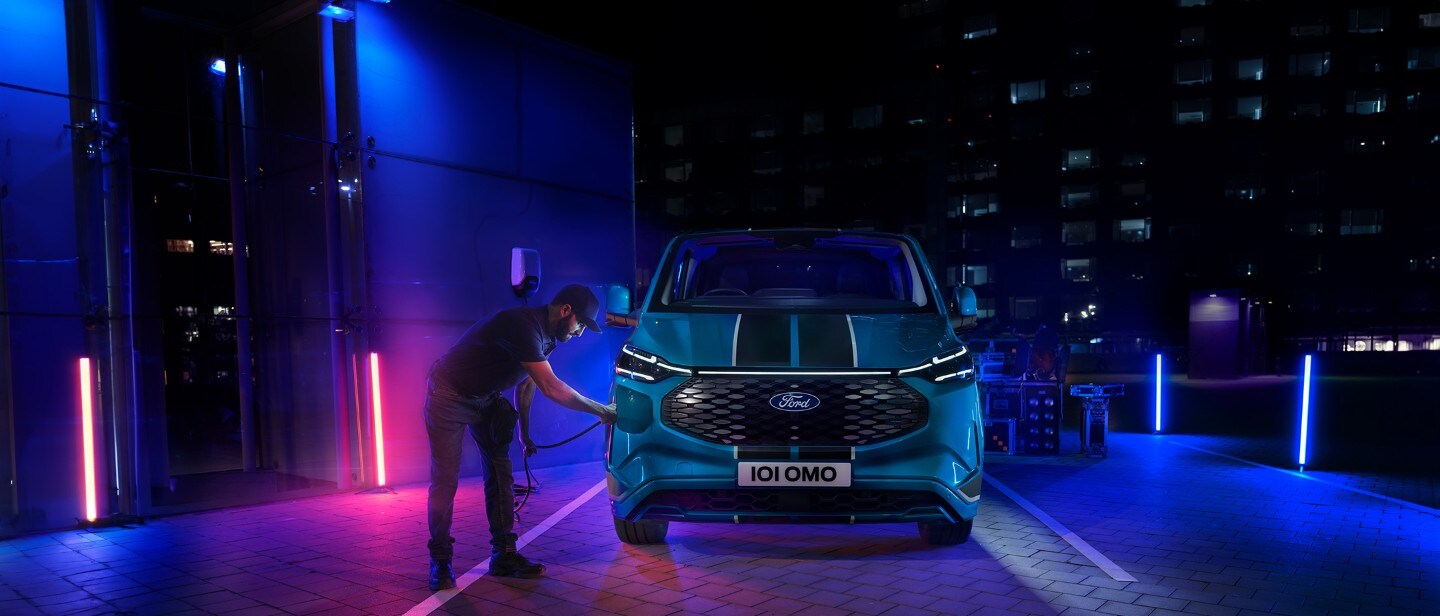 Vue de face d’un Ford Transit Custom couleur bleue