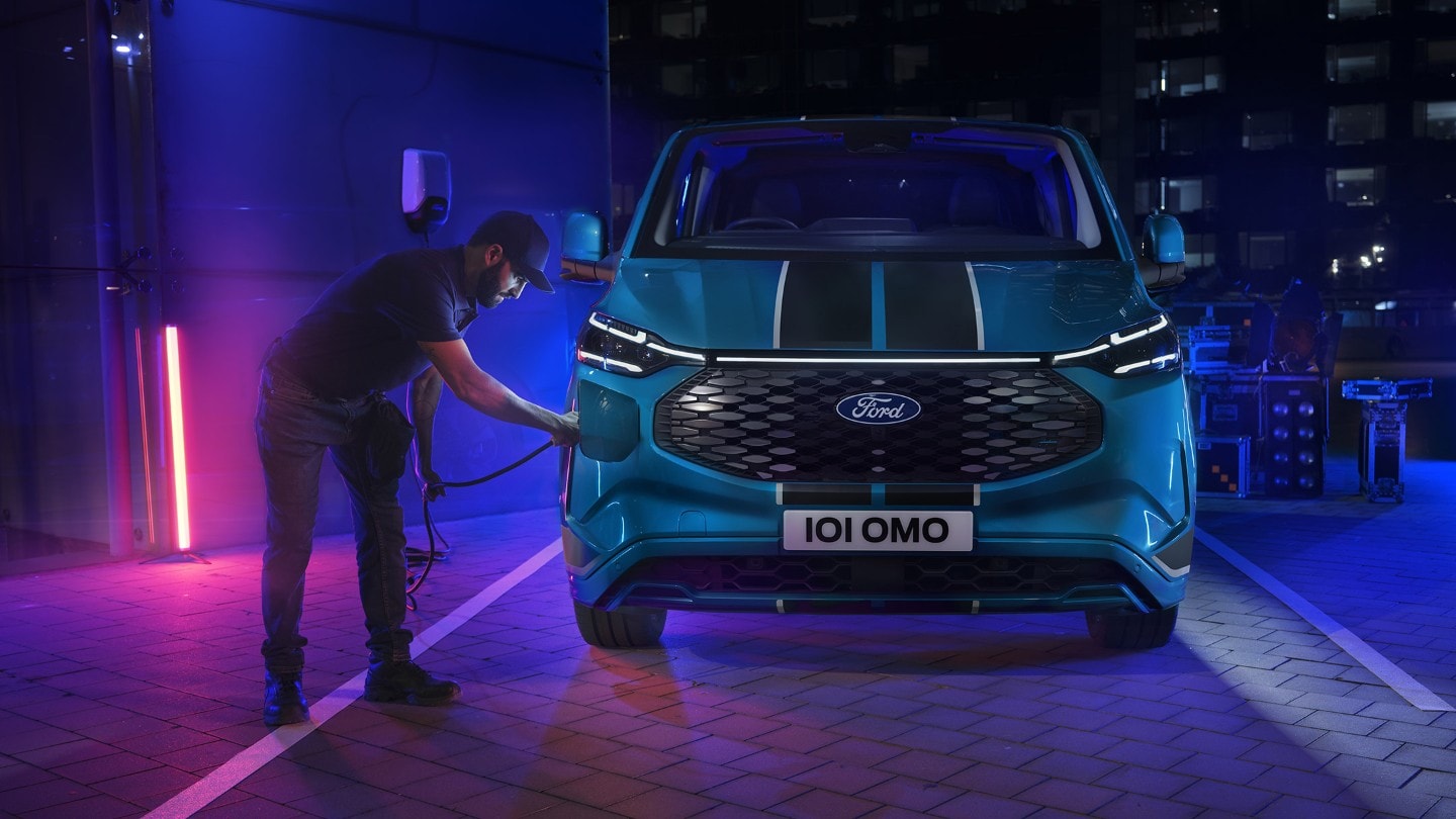 Vue de face d’un Ford Transit Custom couleur bleue