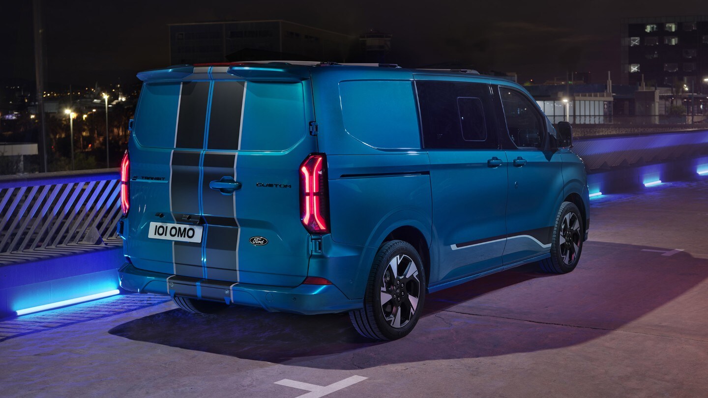 Vue latérale d’un Ford Transit Custom Limited à l’arrêt