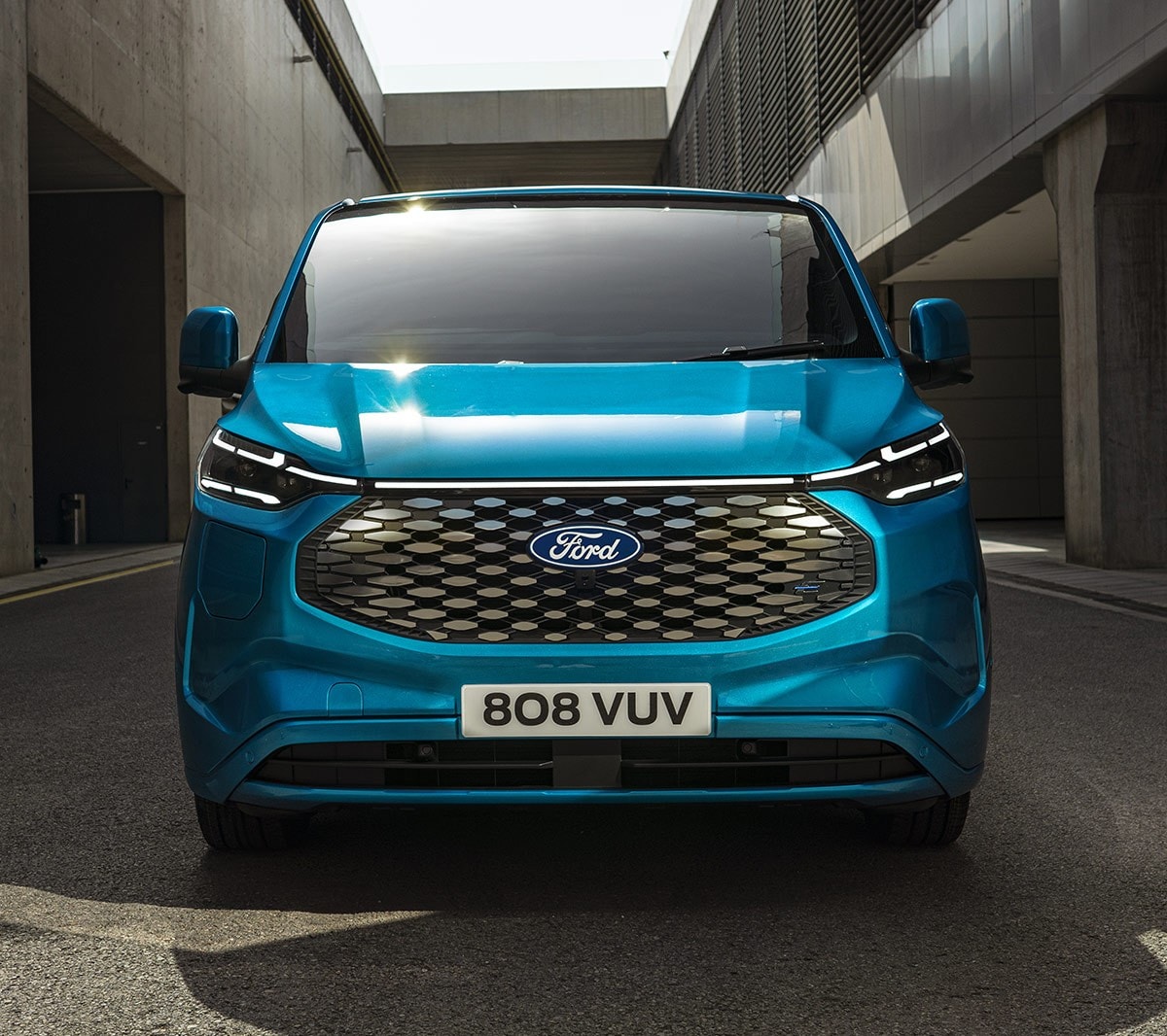 Vue de face d’un Ford Transit Custom couleur bleue