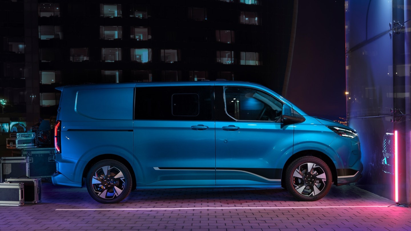 Vue latérale d’un Ford Transit Custom Fourgon double cabine couleur bleue