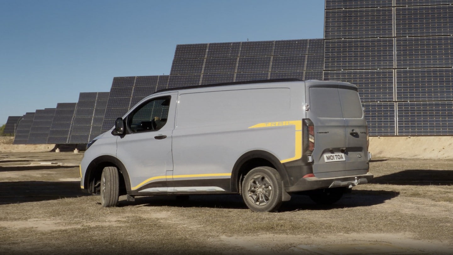 Ford Transit Custom avec assistance au freinage d’urgence en marche arrière