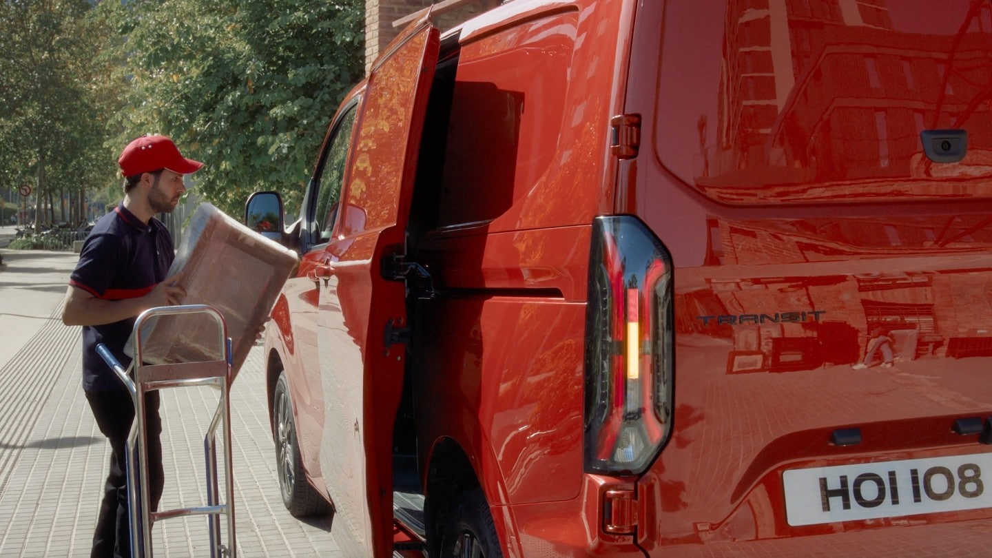 Vue latérale d’un Ford Transit Custom Limited à l’arrêt