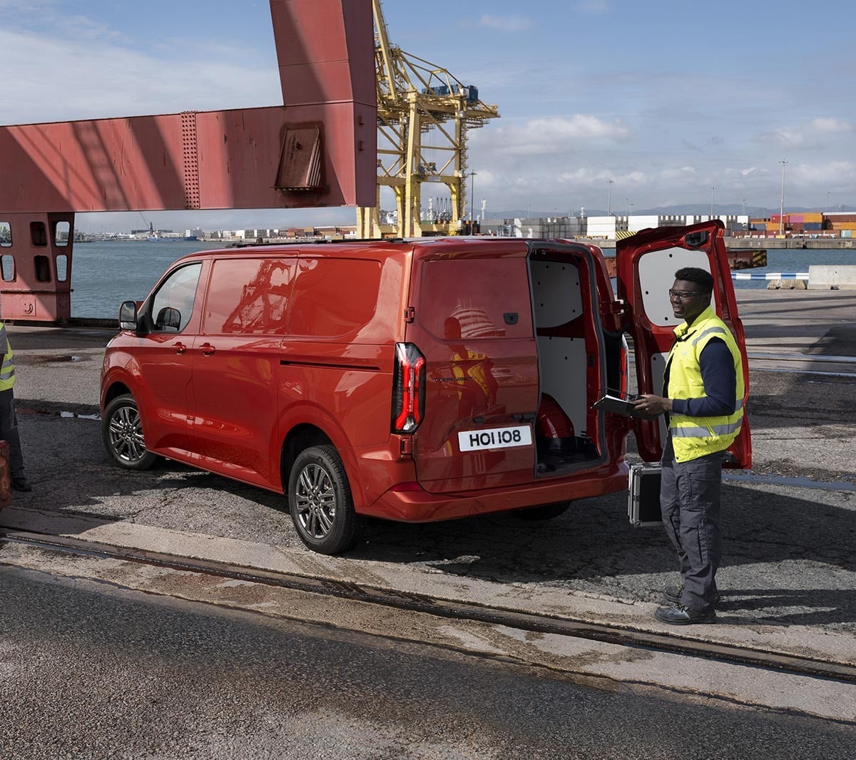 Vue latérale d’un Ford Transit Custom Limited à l’arrêt