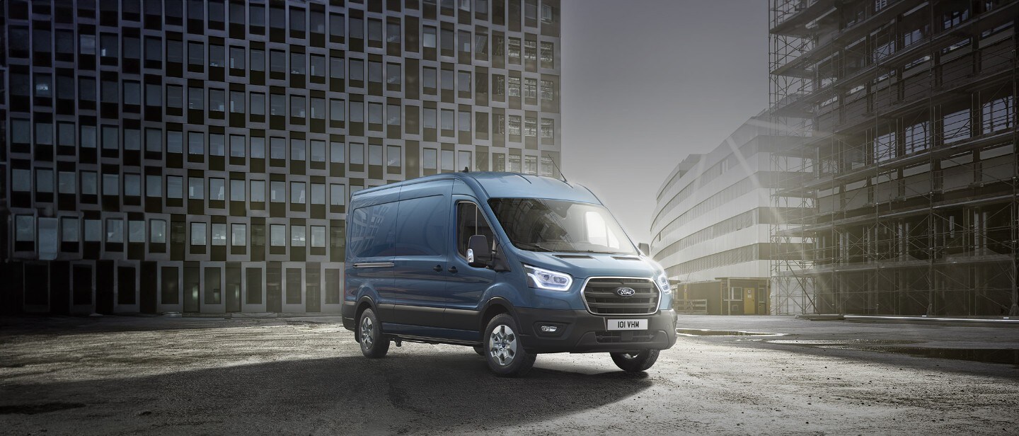 Ford Transit couleur bleue, circulant sur une route