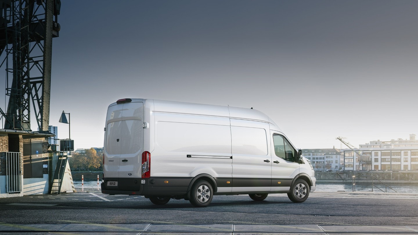 Ford Transit de couleur blanche sur la route