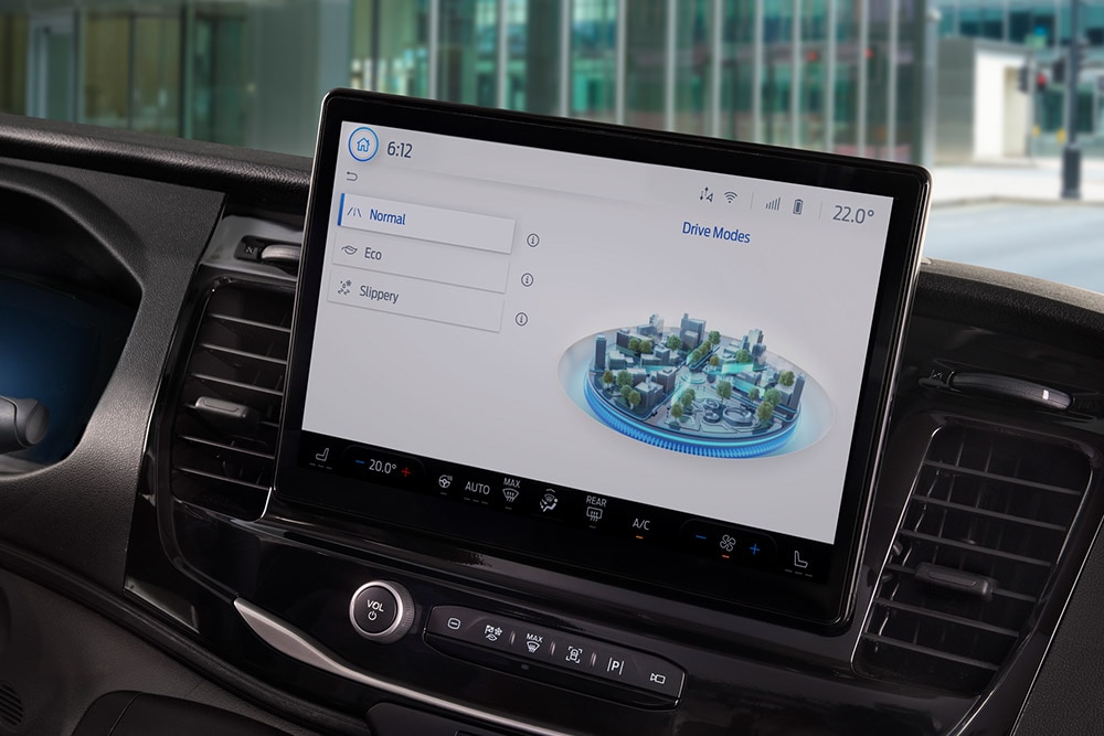 Tableau de bord d'un fourgon électrique Ford E-Transit avec un écran tactile affichant les modes de conduite.