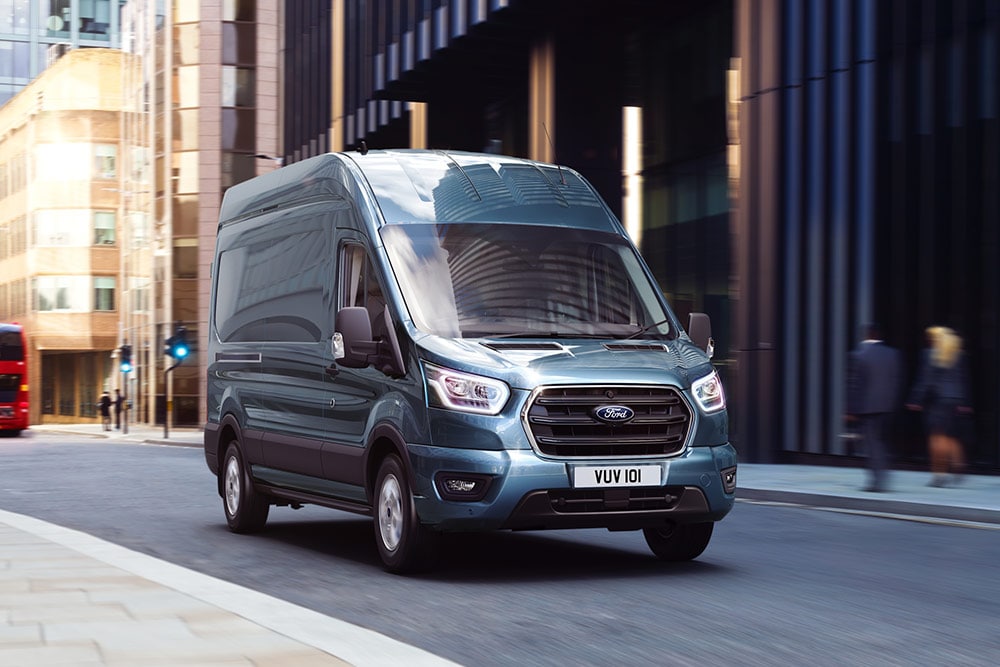 Ford Transit Fourgon circulant en ville.