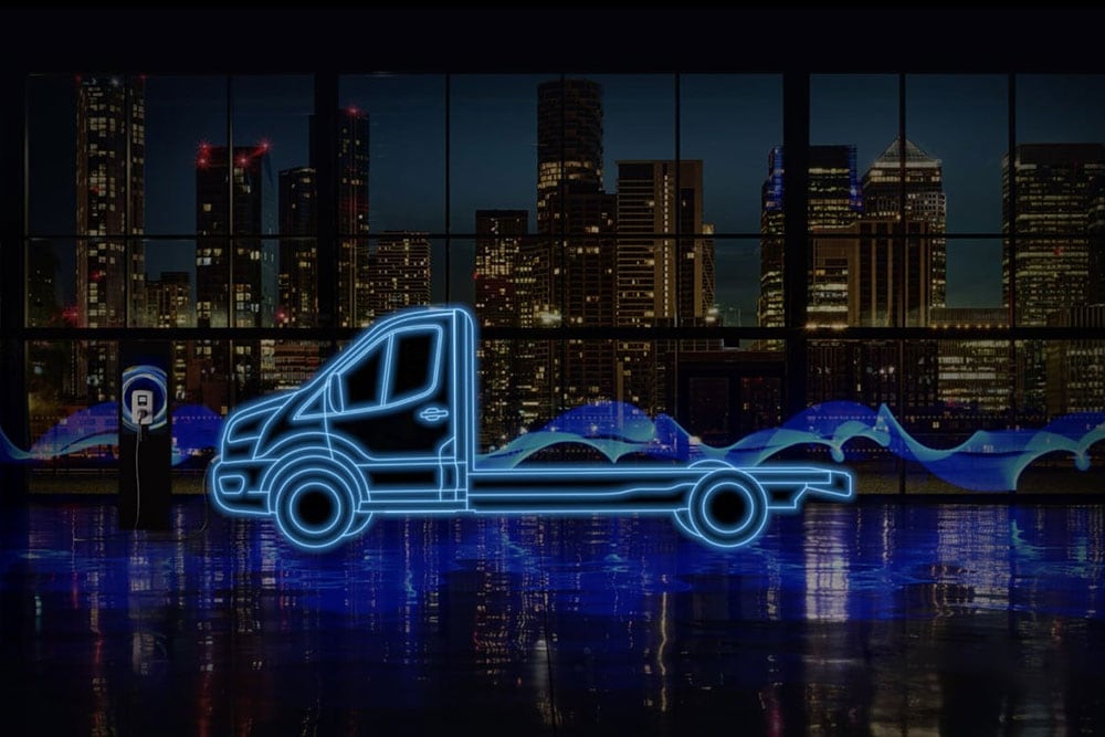 Contour bleu fluo d'un fourgon électrique Ford E-Transit Châssis Cabine et d'une station de recharge sur fond de paysage urbain.
