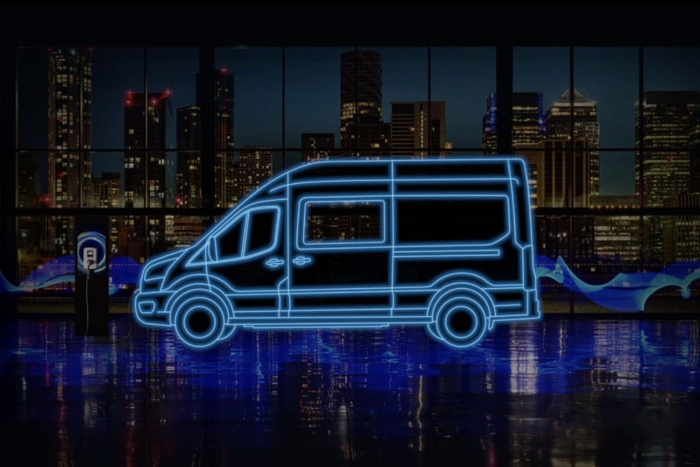 Contour bleu fluo d'un fourgon électrique Ford E-Transit Double Cabine et d'une station de recharge sur fond de paysage urbain.