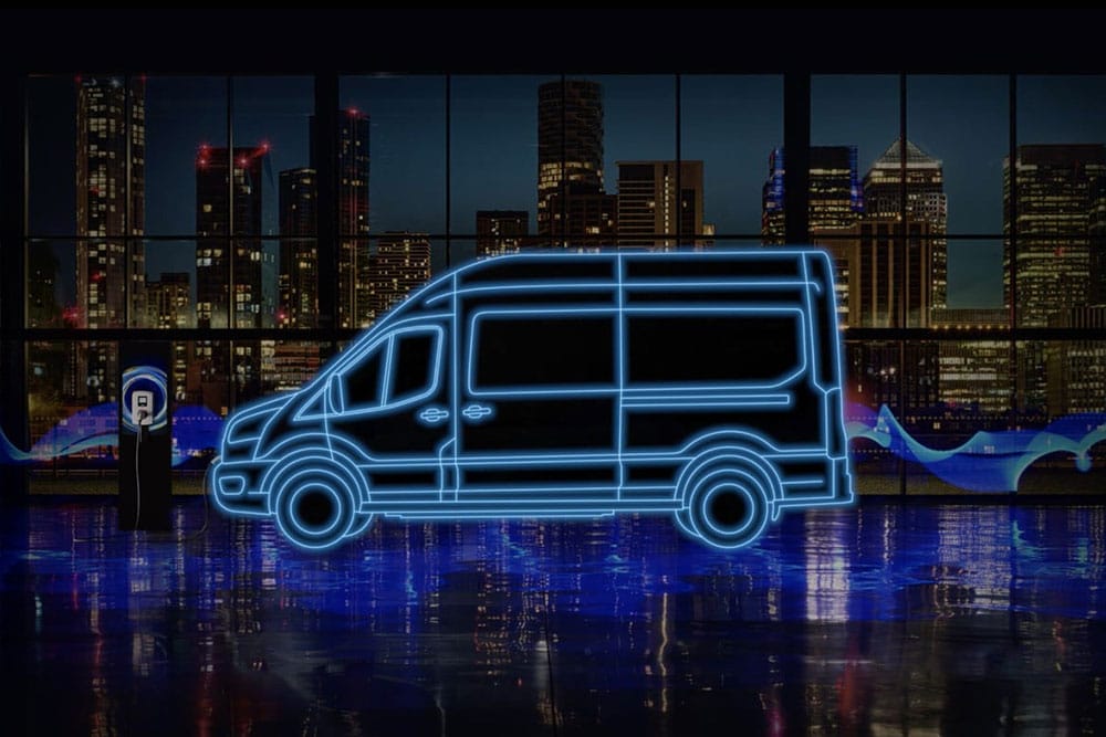 Contour bleu fluo d'un fourgon électrique Ford E-Transit et d'une station de recharge sur fond de paysage urbain.