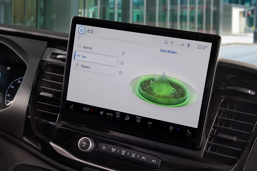 Tableau de bord d'un fourgon électrique Ford E-Transit avec un écran tactile affichant les modes de conduite.