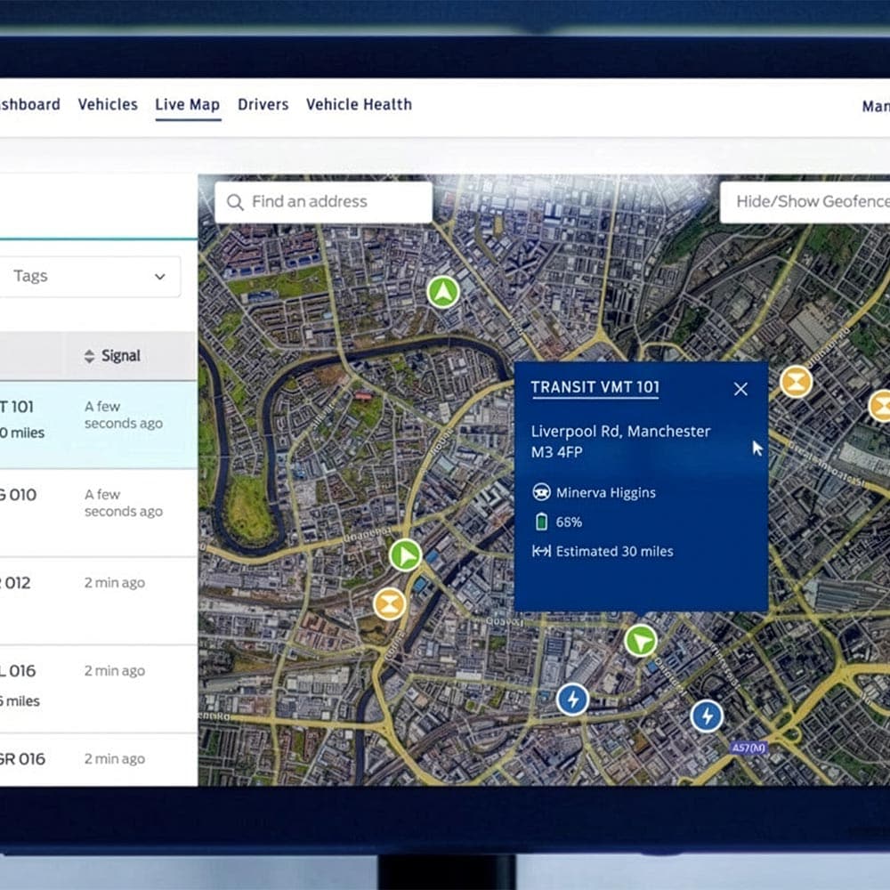 Écran tactile affichant le logiciel Ford Pro Telematics, montrant une carte avec l'emplacement des véhicules.