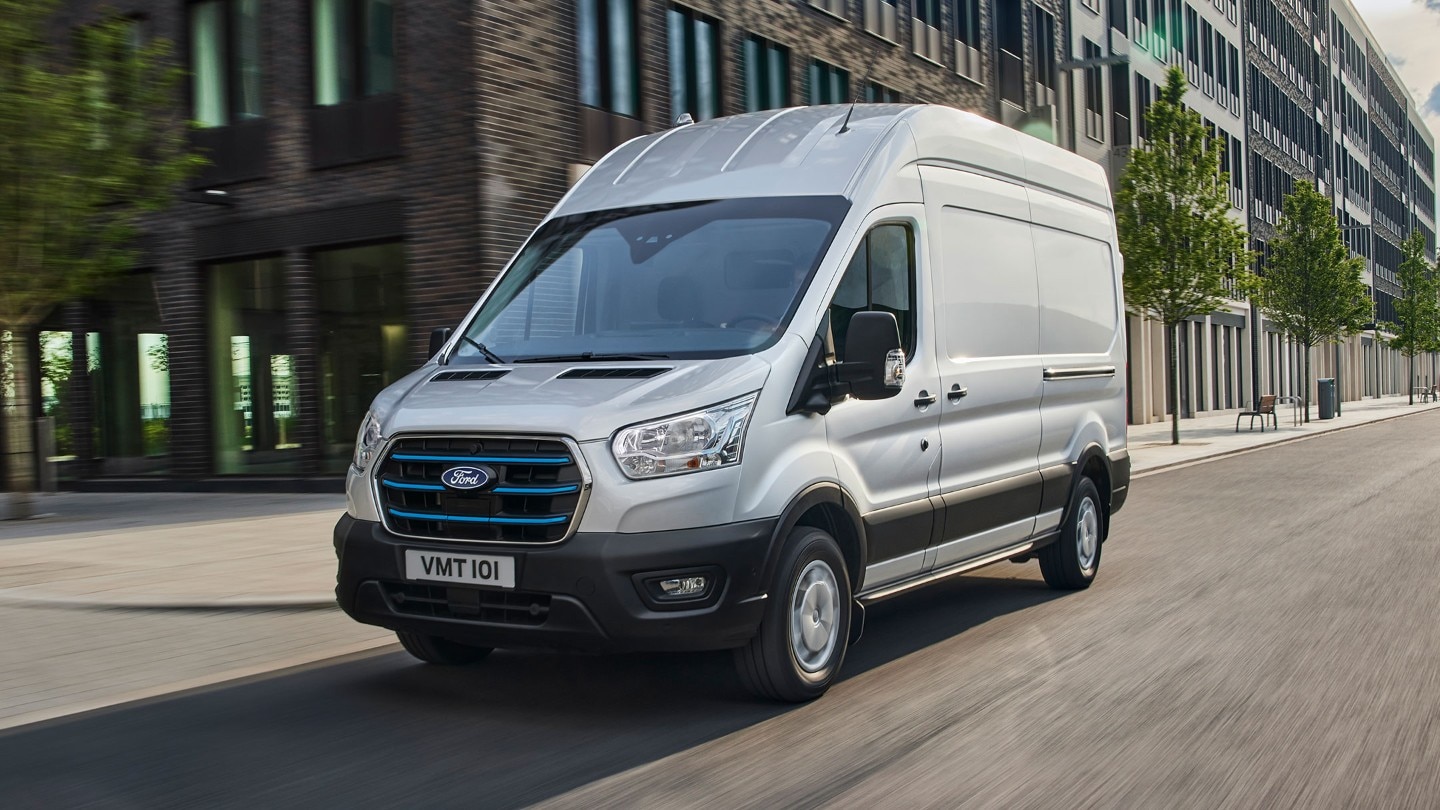 Ford E-Transit Fourgon couleur argent, vue latérale aux trois quarts