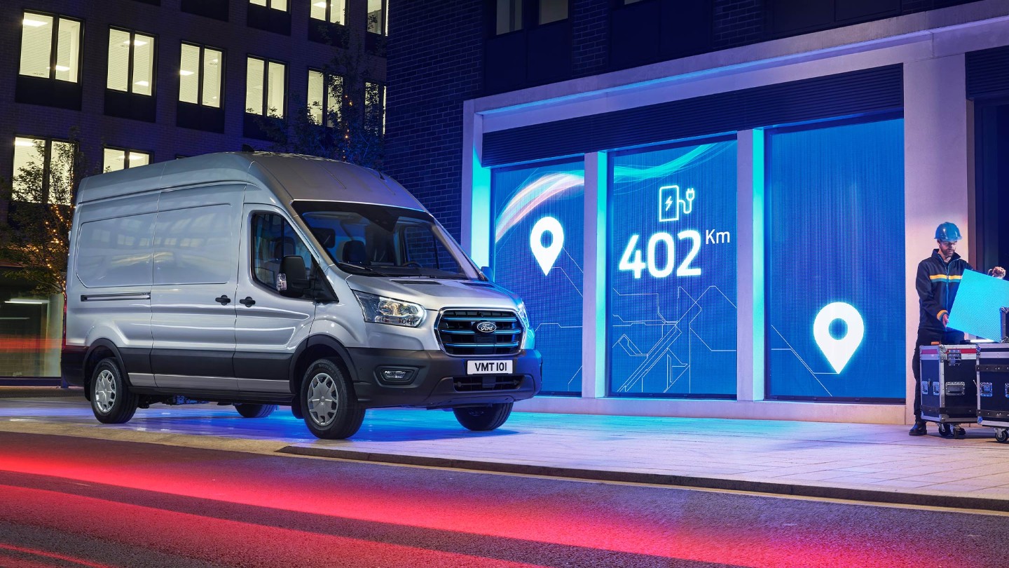 Ford E-Transit Fourgon couleur argent, vue de face aux trois quarts, illustration