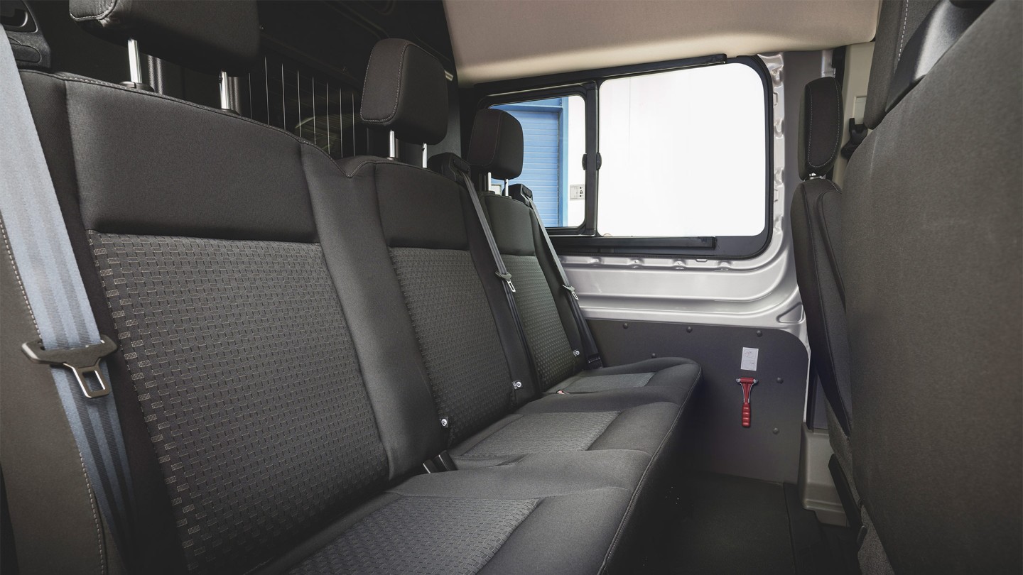 Ford E-Transit Fourgon couleur argent, vue latérale aux trois quarts