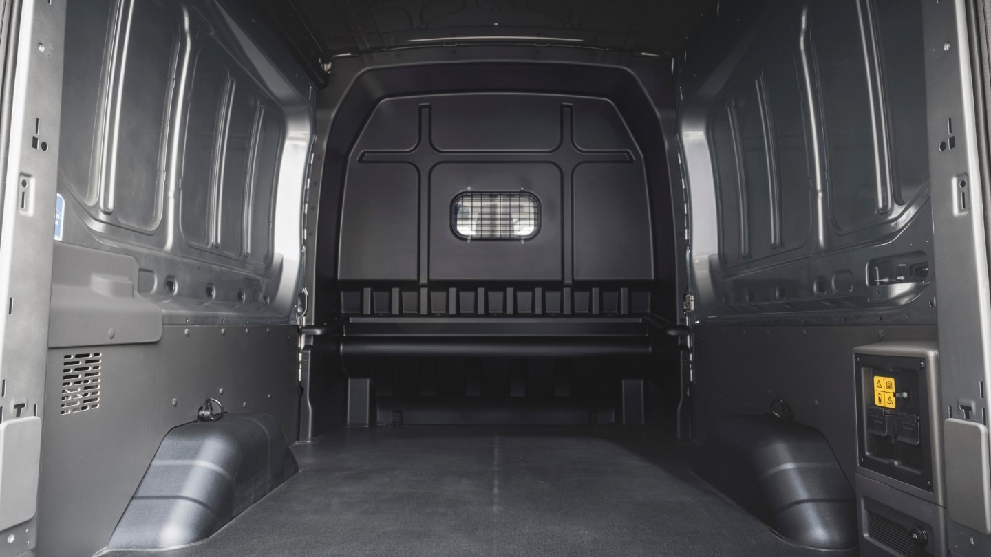 Ford E-Transit couleur argent, vue latérale pendant la charge
