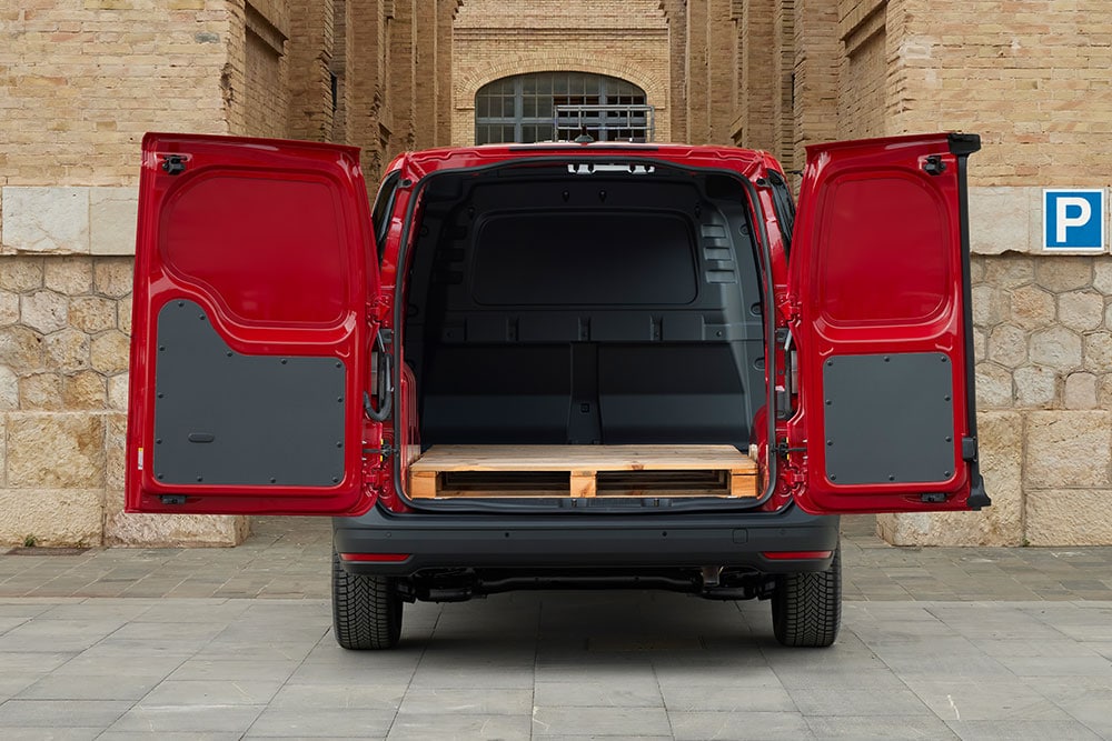 Vue arrière du Ford Transit Connect, avec les portes arrière ouvertes et du matériel de construction dans l'espace de chargement.