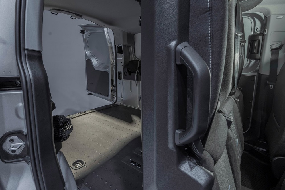 Intérieur d'un Ford Transit Connect FlexCab montrant les sièges arrière rabattus et un espace de chargement vide.