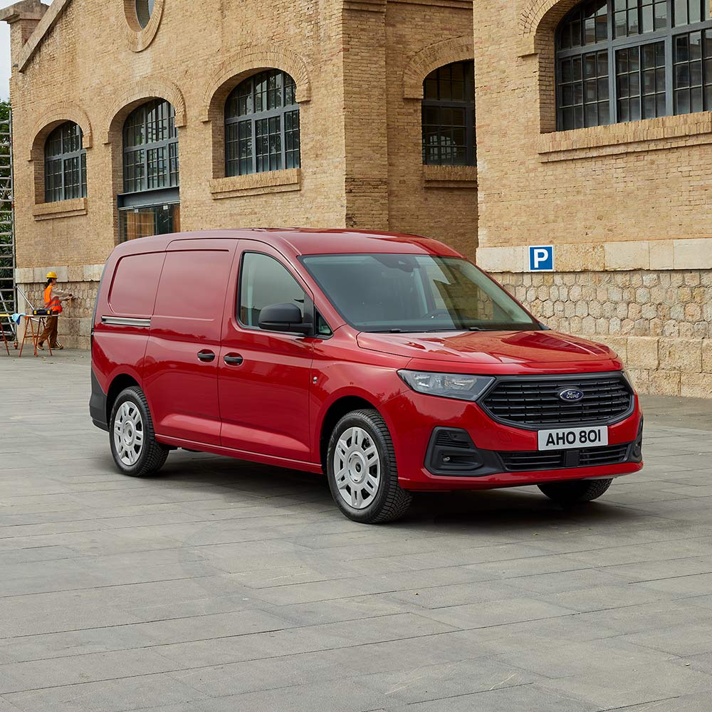Ford Transit Connect Trend de couleur Lava Red, montrant la calandre et les phares automatiques.