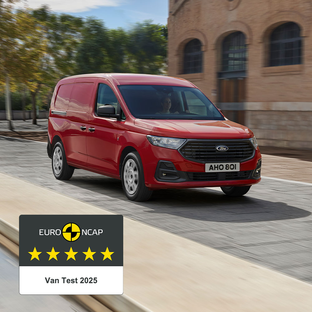 Ford Transit Connect Trend de couleur Lava Red, montrant la calandre et les phares automatiques.