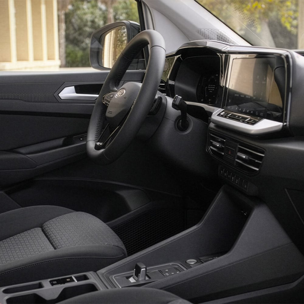 Intérieur du Ford Transit Connect montrant le siège du conducteur, le volant, le tableau de bord et l'écran tactile de 10 pouces.