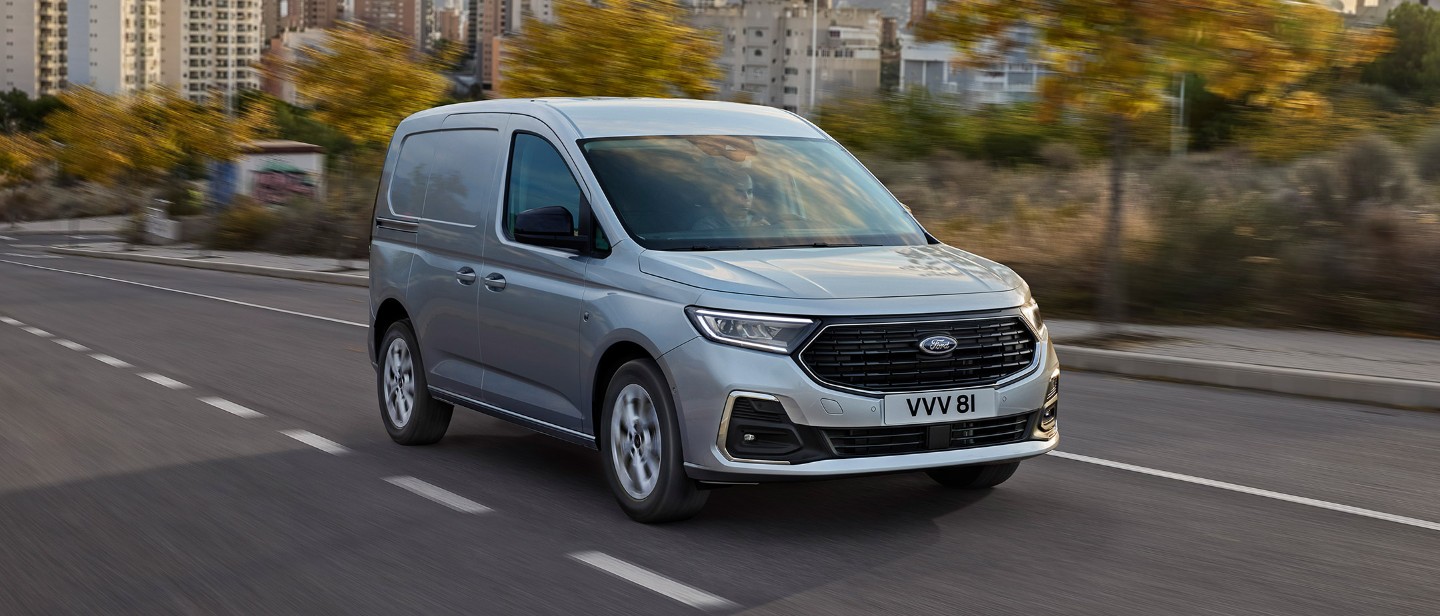 Ford Transit Connect couleur argent roulant sur la route