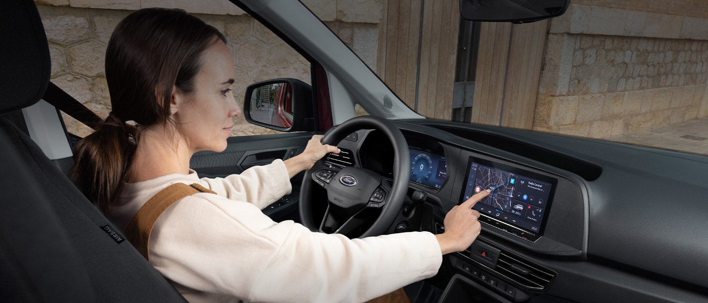 Une perceuse est branchée sur une prise 12 V dans l’espace de chargement du Ford Transit Connect.