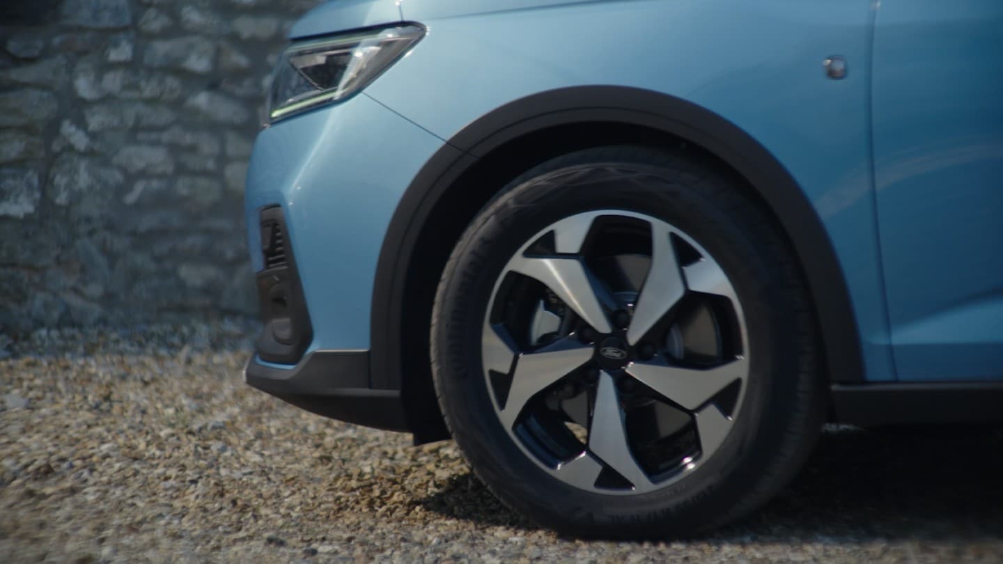 Vue de face des jantes en alliage 17 pouces en Machine Black du Ford Transit Connect Active en Boundless Blue. 