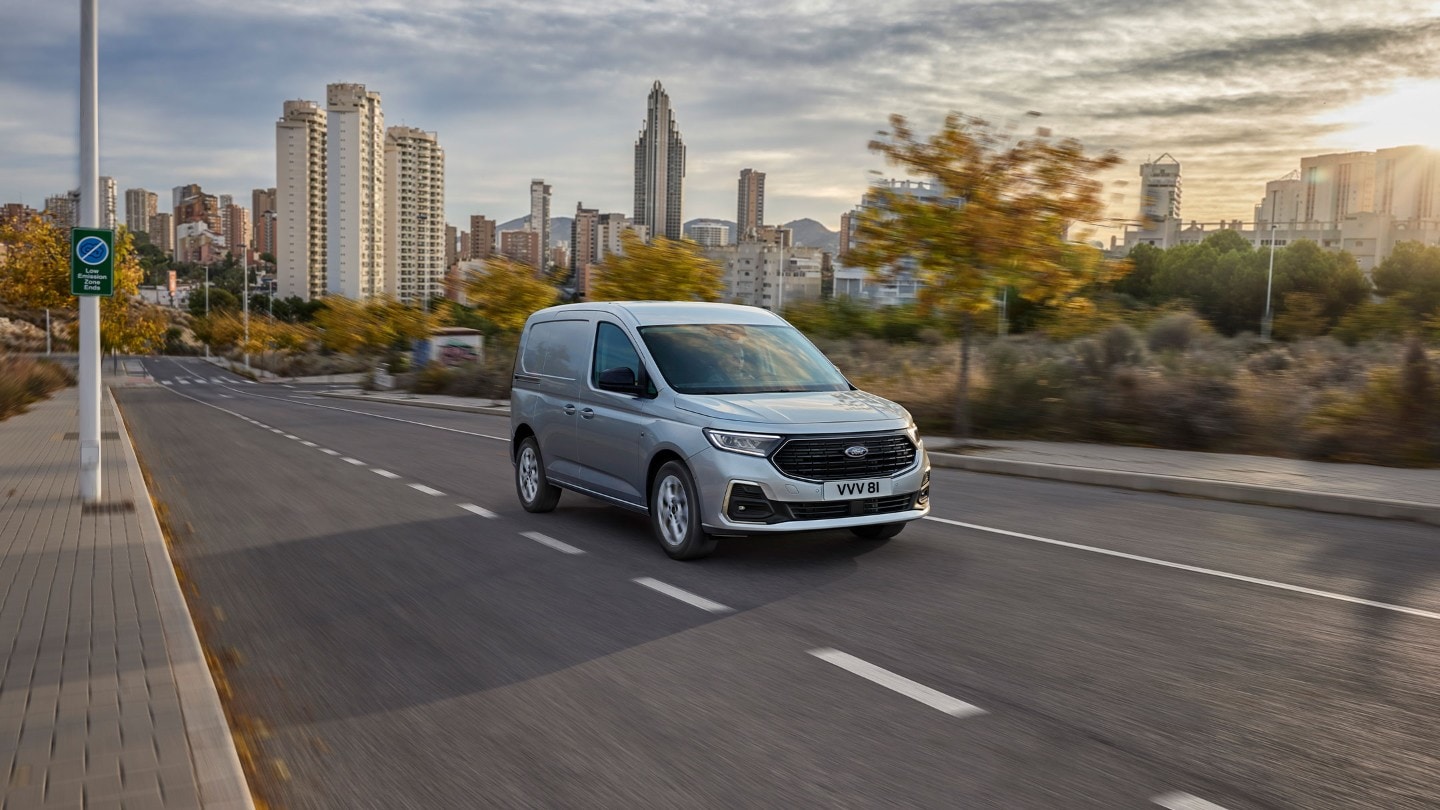 Le Ford Transit Connect en Stardust Silver roule dans une rue.
