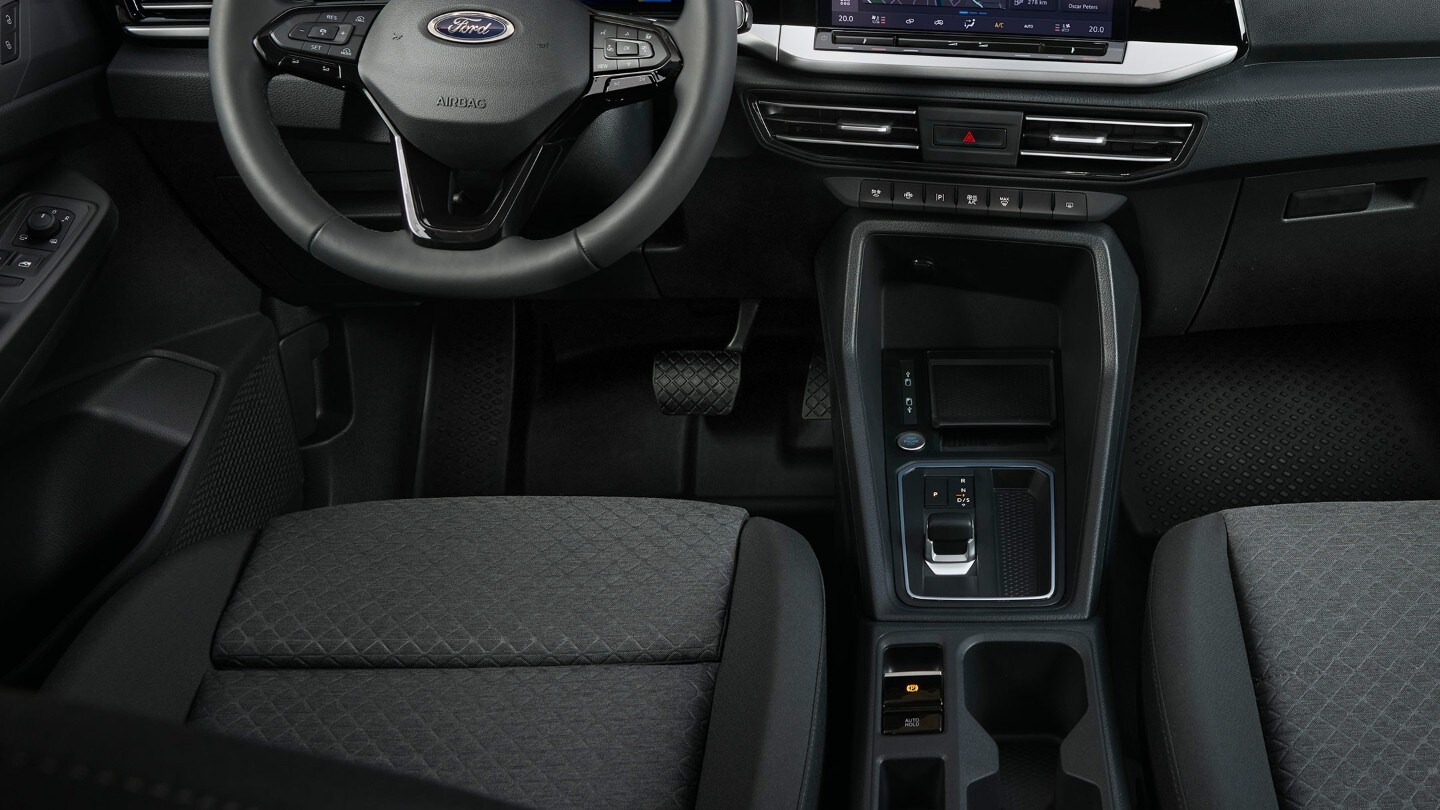 Pédales et console centrale du Ford Transit Connect.
