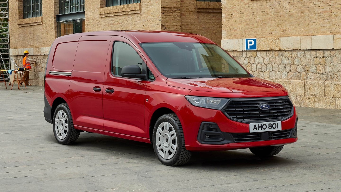 Ford Transit Connect Trend en Maple Red avec calandre et phares automatiques. 