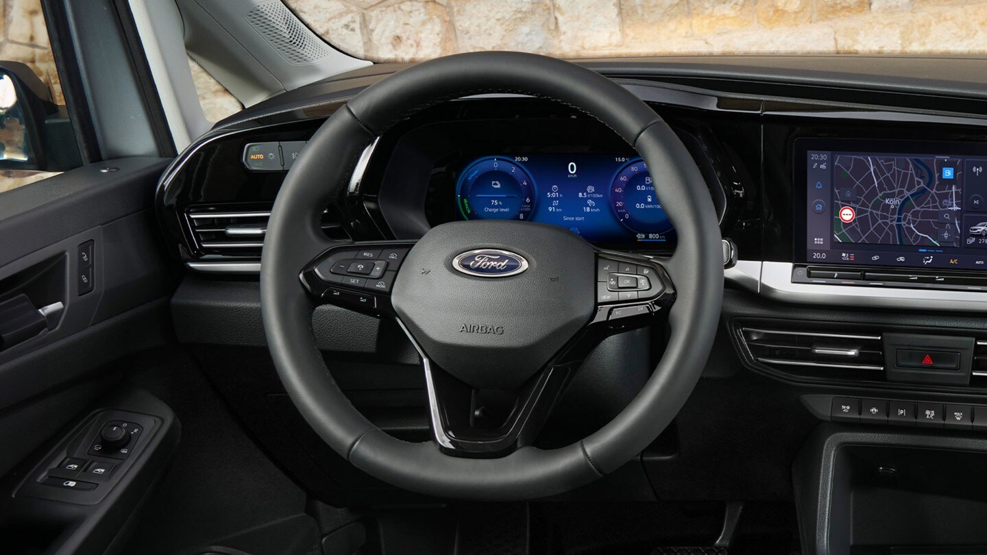 Vue du Ford Transit Connect depuis le siège conducteur, avec volant chauffant, combiné d’instruments numérique et écran tactile de 10 pouces. 