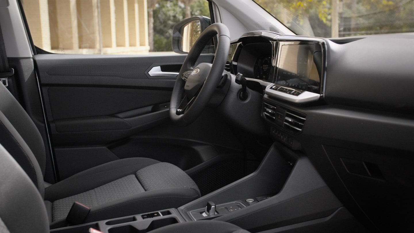 Vue sur le siège conducteur du Ford Transit Connect avec volant et écran tactile de 10 pouces. 
