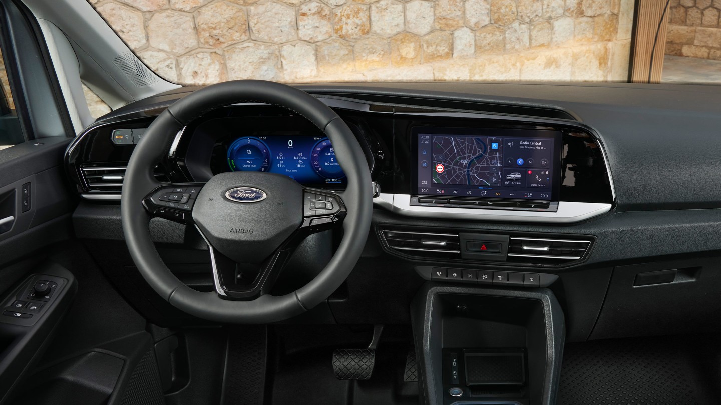 Intérieur avant du Ford Transit Connect avec volant, combiné d’instruments numérique et écran tactile de 10 pouces.