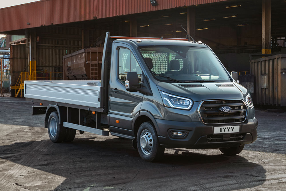 Ford Transit Châssis Cabine stationné dans une zone industrielle.