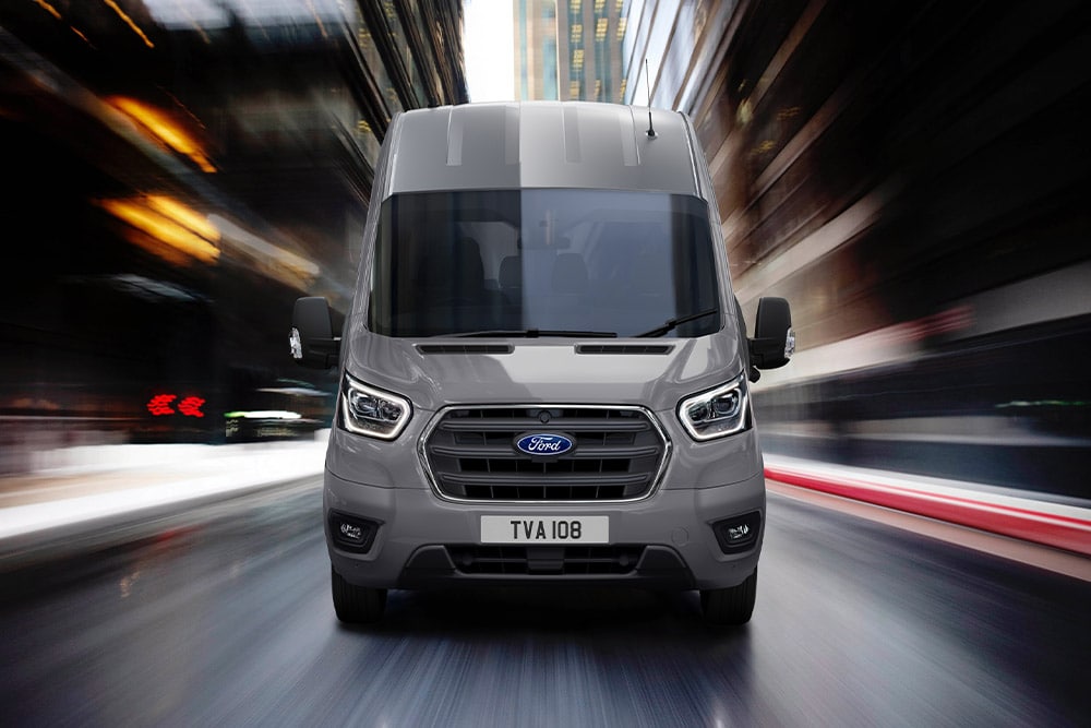 Vue de face d’un fourgon Ford Transit circulant en ville.