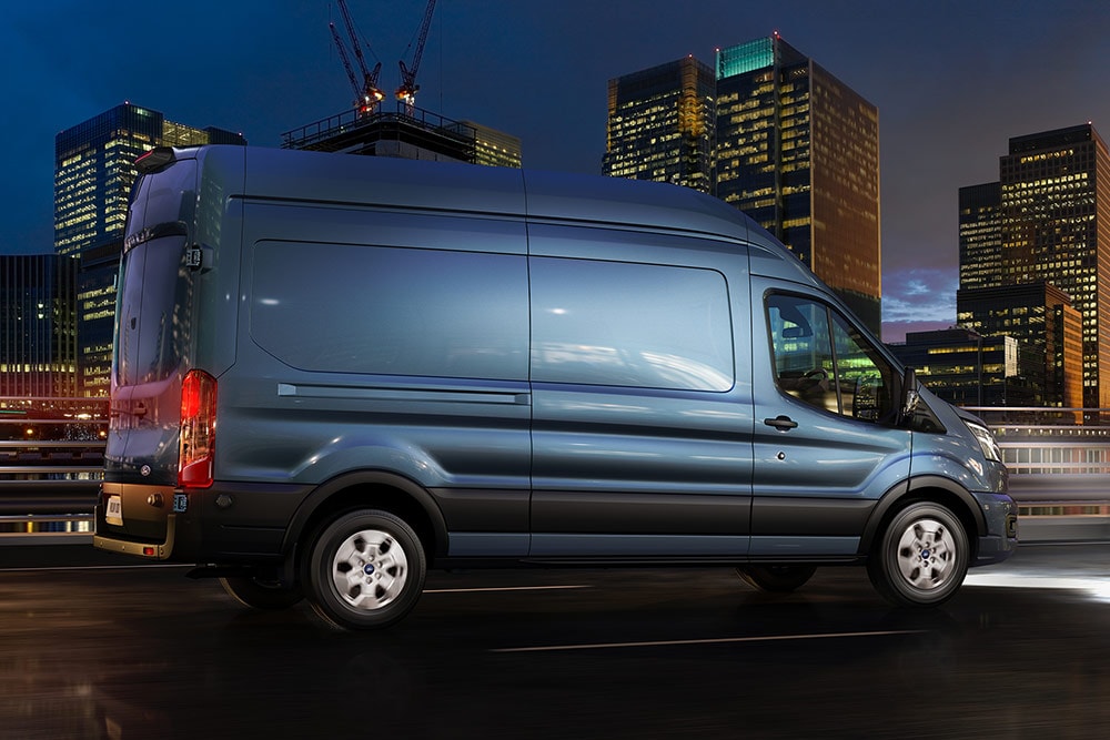 Le fourgon Ford Transit roule en ville, la nuit.