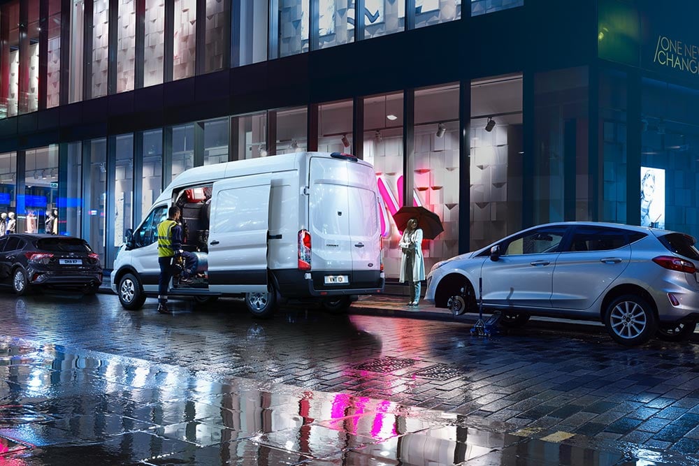 Dépanneuse Ford Transit stationnée en ville, la nuit.