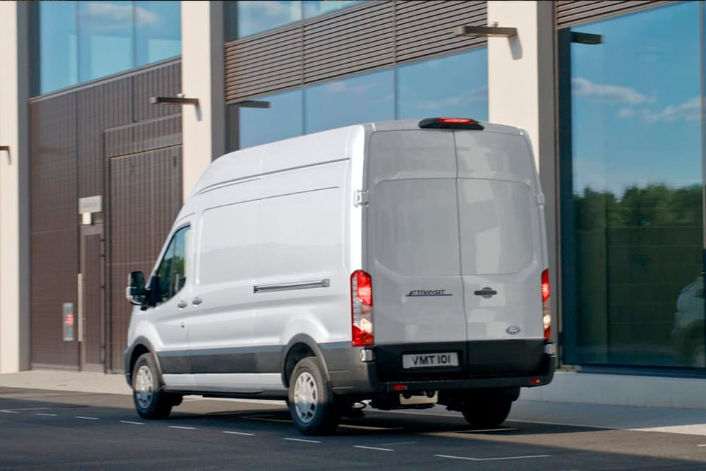 Vue arrière d'un Ford Transit Fourgon argenté stationné dans une rue.