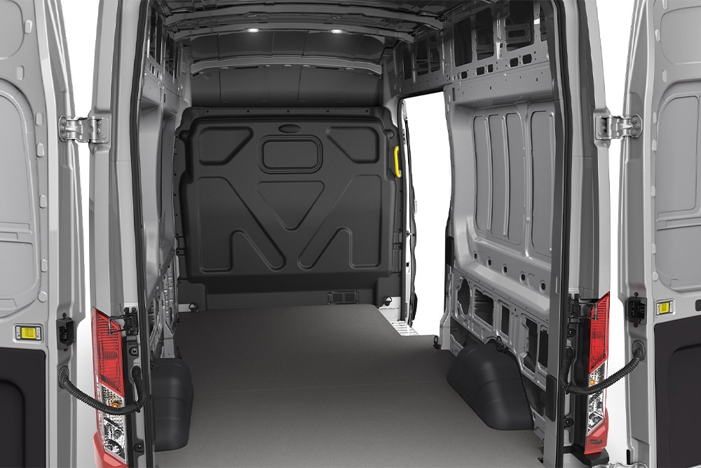 Vue intérieure du Ford Transit Fourgon avec un espace de chargement vide.