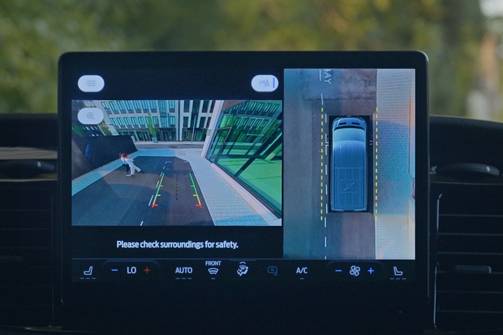 Écran SYNC 4 affichant la vue des caméras à 360°.