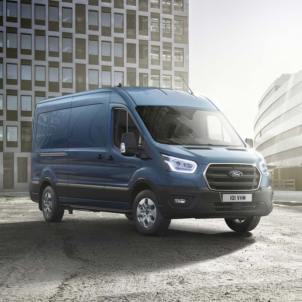 Fourgon Ford Transit bleu, vue de face.
