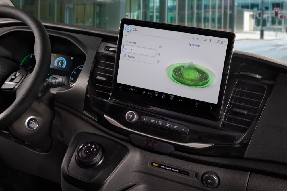 Tableau de bord d’un fourgon Ford E-Transit avec un écran tactile affichant les modes de conduite.