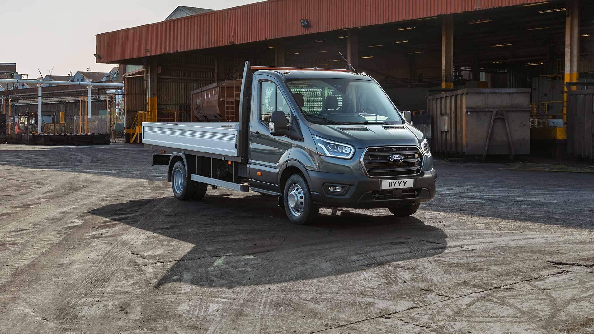 Châssis cabine Ford Transit stationné dans une zone industrielle.